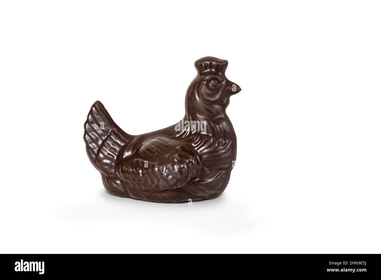 Pollo pasquale al cioccolato isolato su bianco. Foto Stock