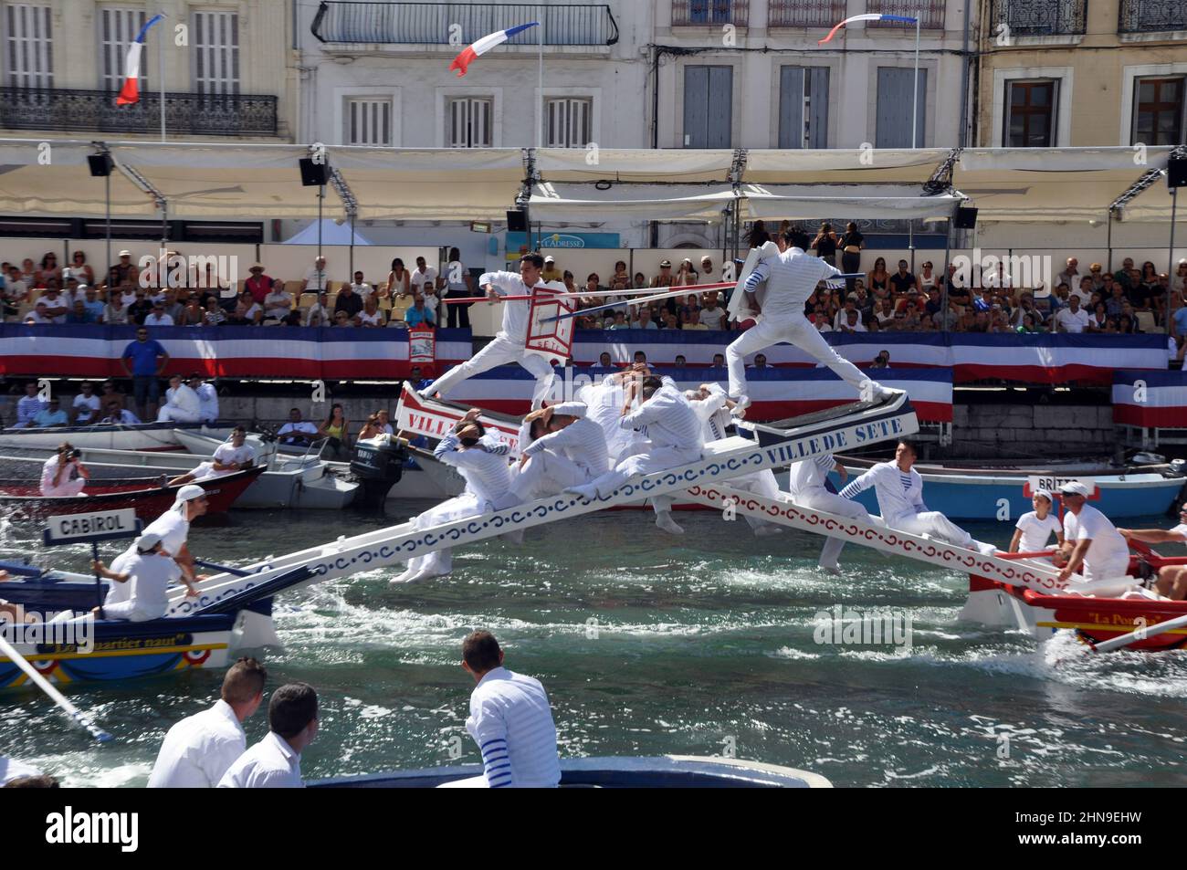 Giochi di fumetti spagnoli sull'acqua. Torneo sulle lance. Giorno della città. Spagna Foto Stock