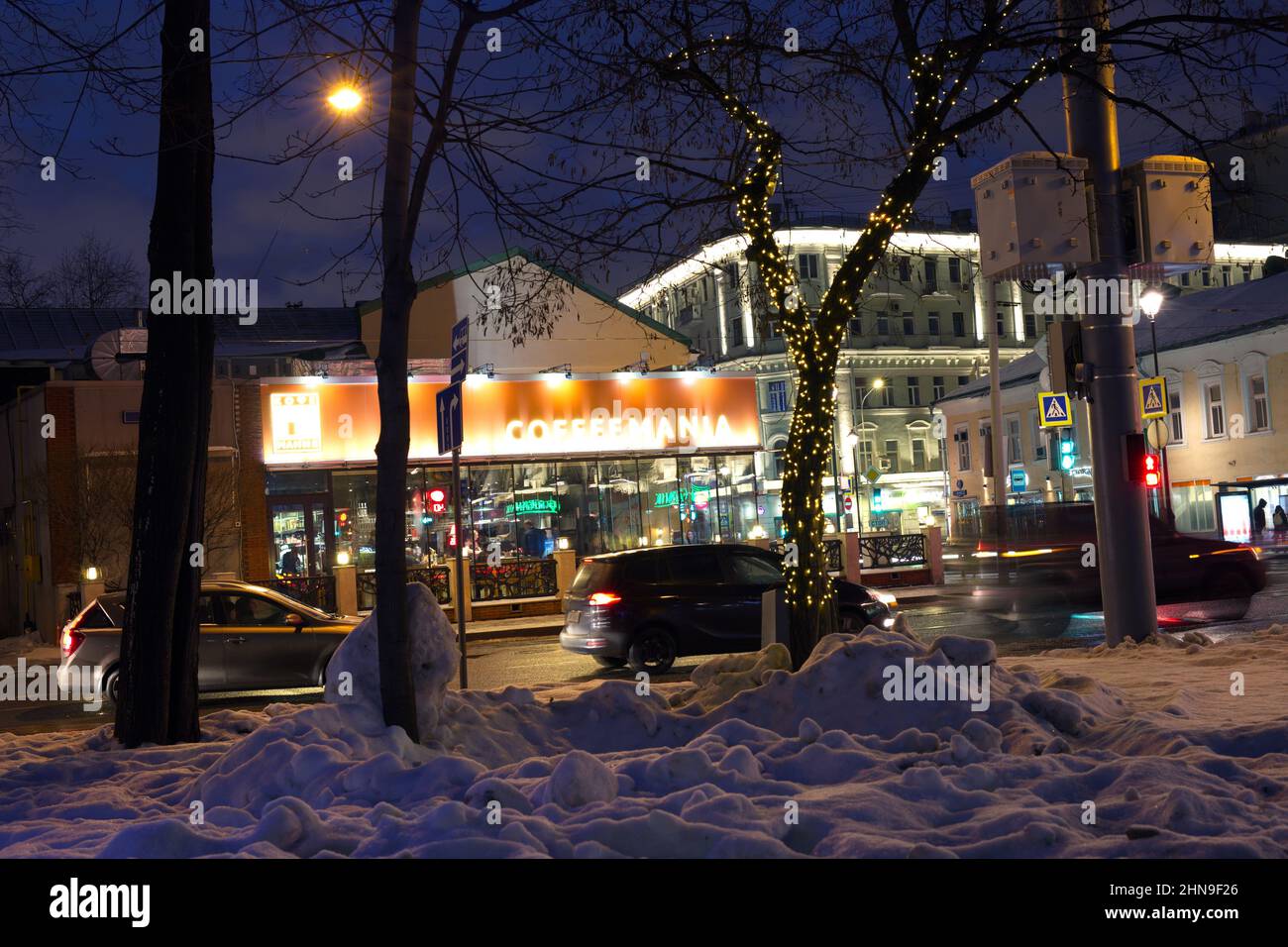 Vie di Mosca, notte e giorno. Facciate di edifici. Russia. Foto Stock