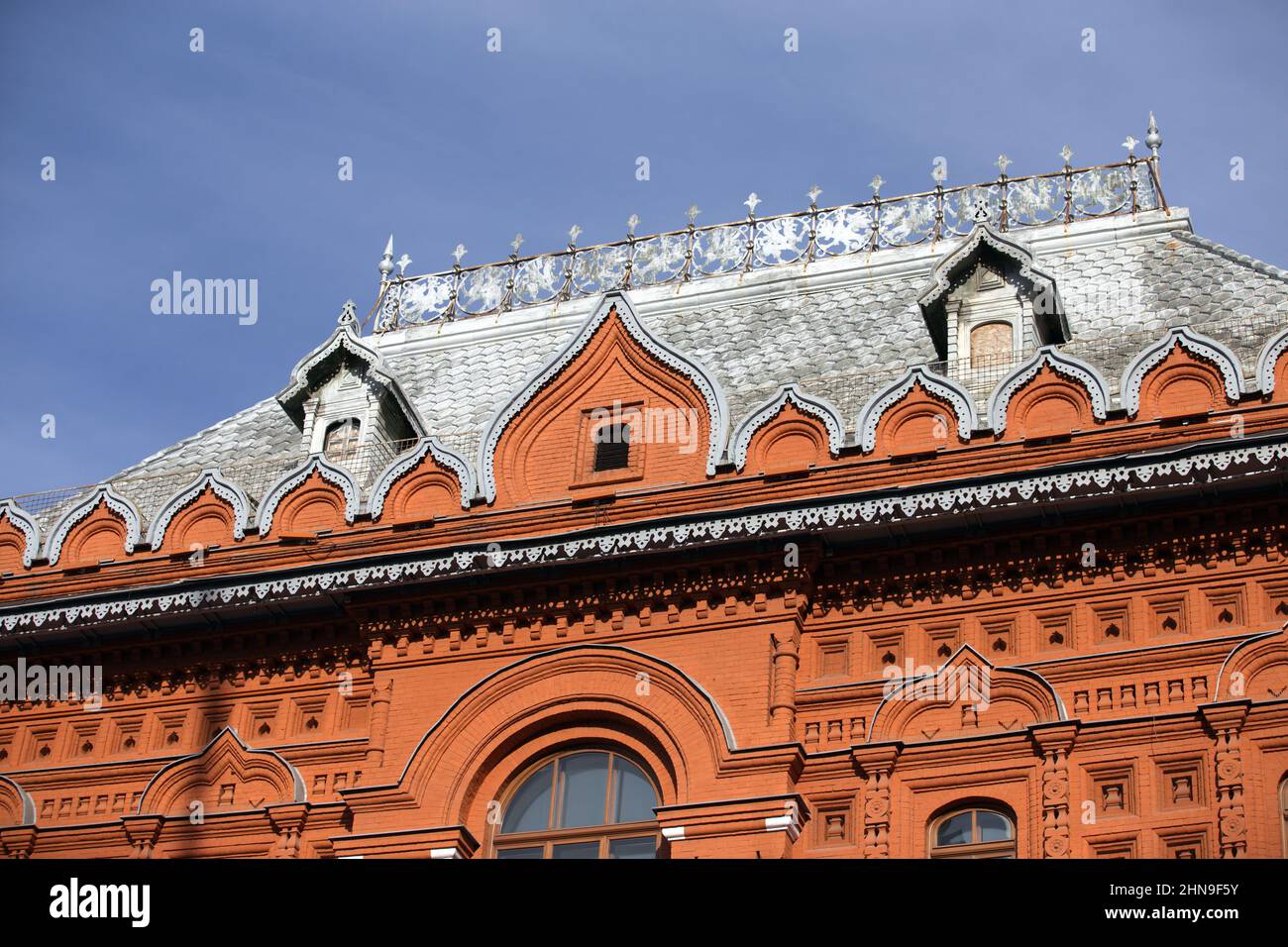 Facciata in pietra rossa del Museo storico. Cremlino Mosca. Foto Stock