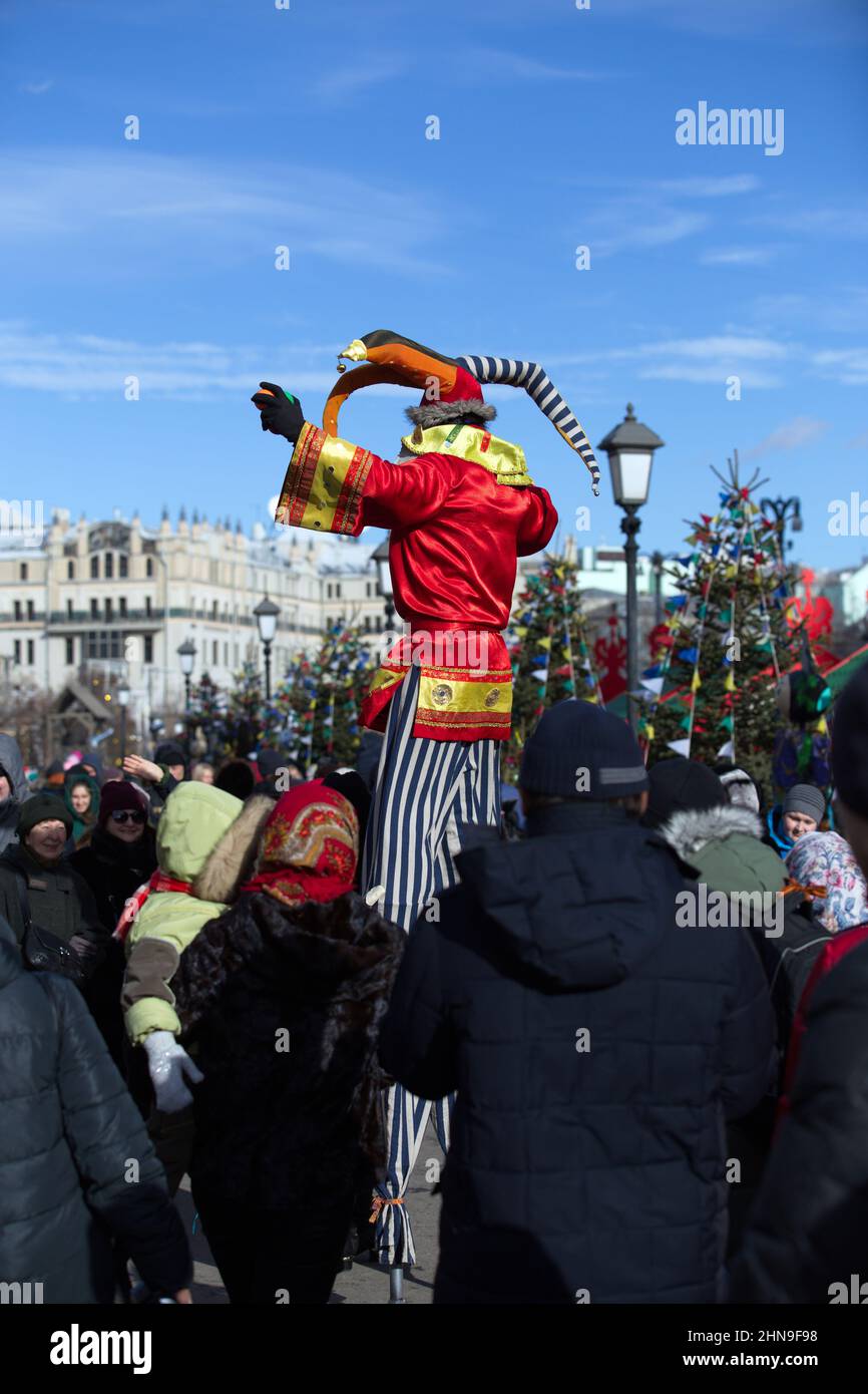 Il clown alto è prezzemolo su palafitte. Carnevale in onore di Maslenitsa. Foto Stock