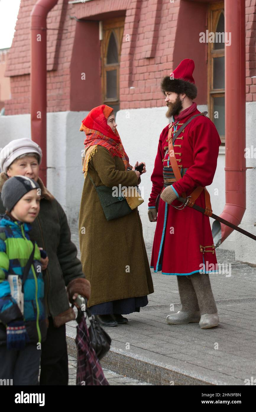 Attori in costume per le strade di Mosca. Persone con lance, armi, arcieri, principi, guardiani, масленица, парад костюмов, праздничное шествие, ко Foto Stock