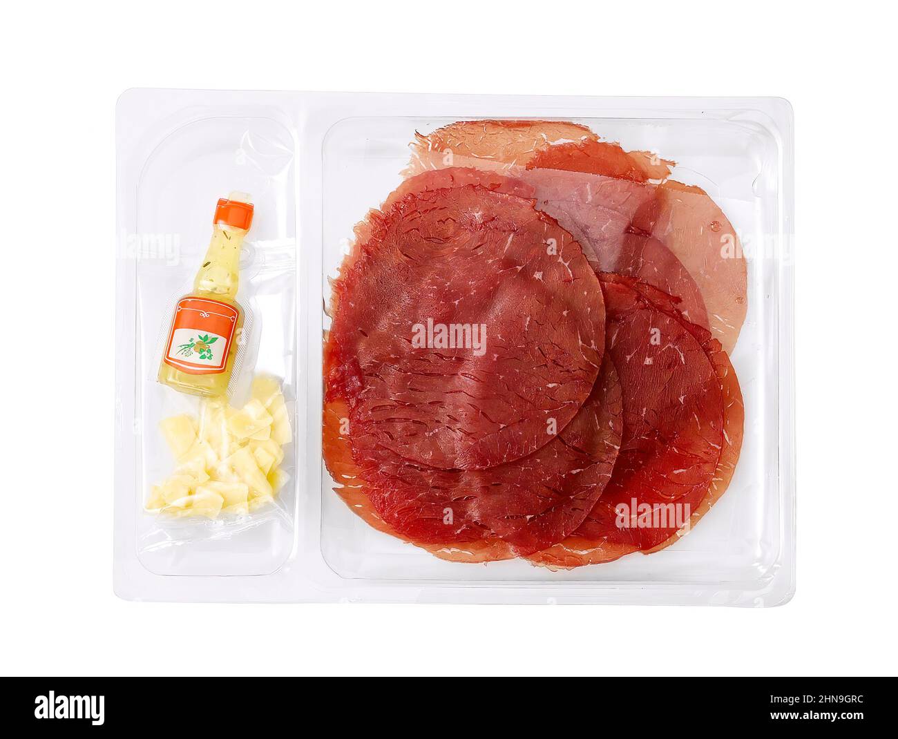 Carpaccio con olio e formaggio in confezione plastica isolato su bianco Foto Stock