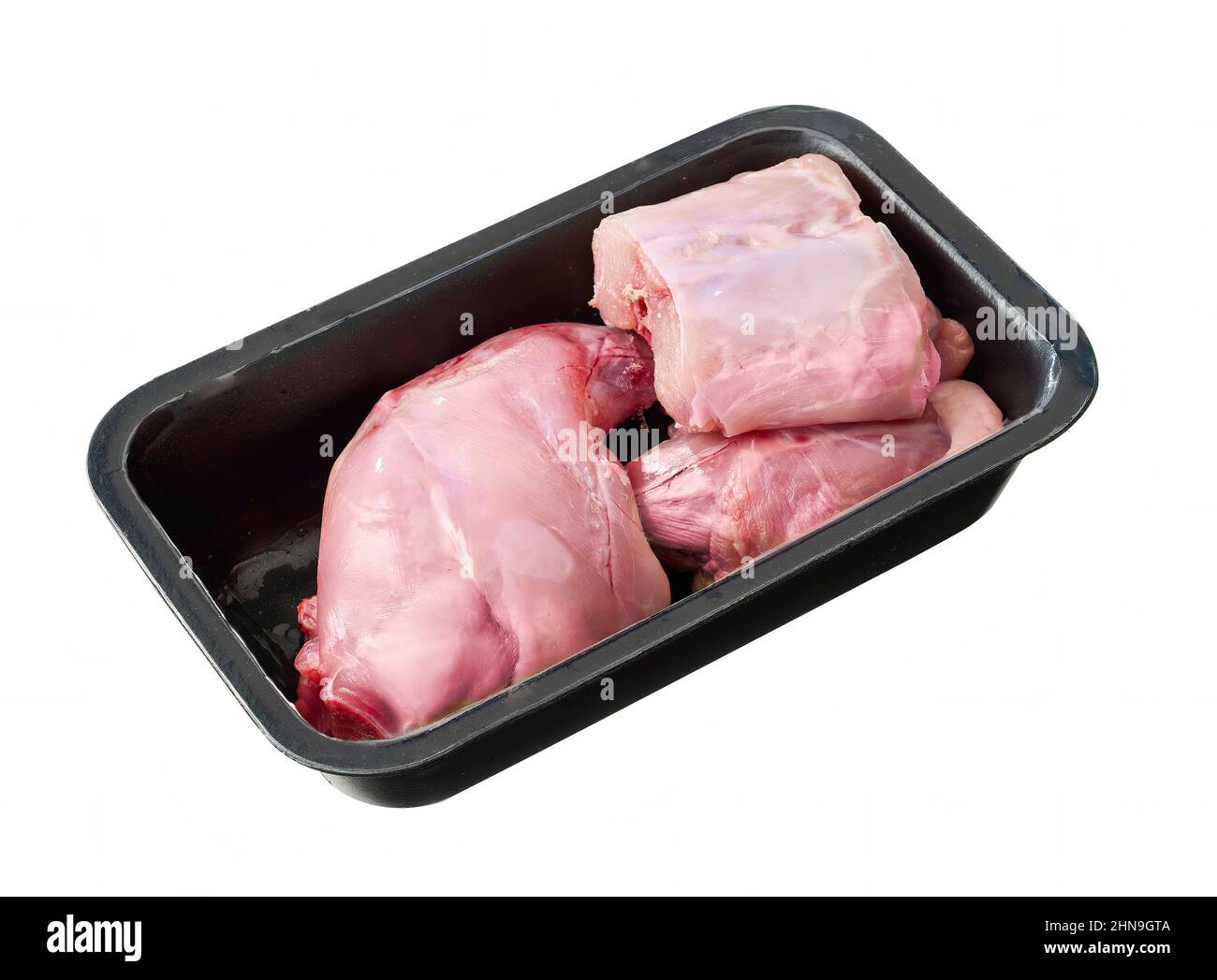 Carne cruda di coniglio in vassoio di plastica nero isolato su bianco. Foto Stock