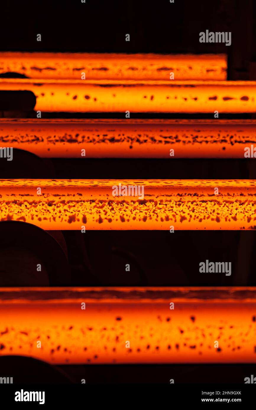 Produzione di barre quadrate in acciaio dolce su macchina di colata continua. Barre calde pronte con pezzi di scorie. Foto Stock