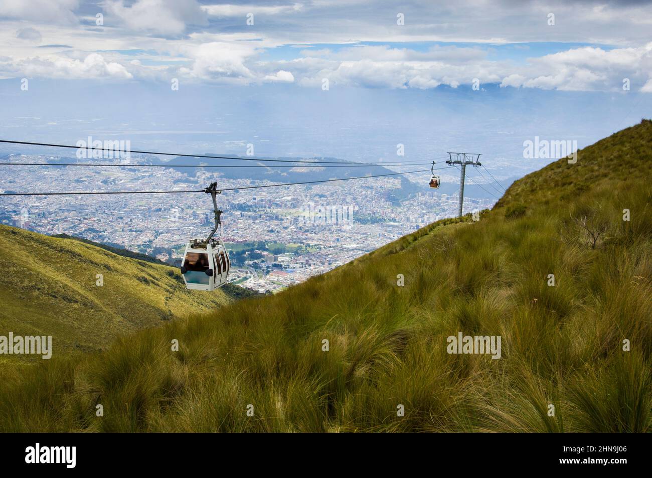 Vista su una gondola che sale sulle Ande con una splendida vista di Quito, Ecuador Foto Stock