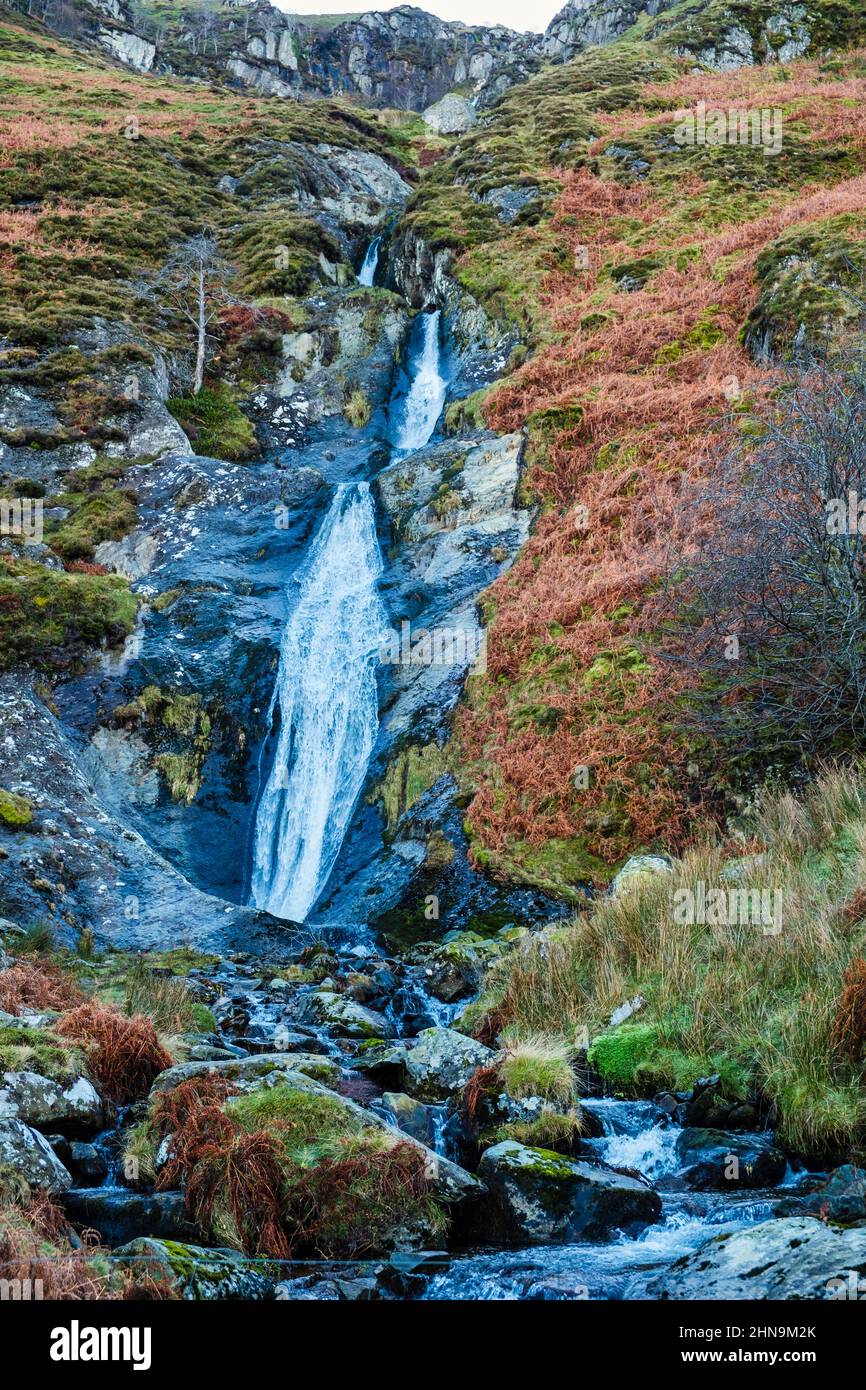Piccola cascata delle Cascate Aber o Rhaeadr Bach nella Riserva Naturale Nazionale di Coedydd Aber nel Parco Nazionale di Snowdonia. Abergwyngregyn Gwynedd Galles Regno Unito Gran Bretagna Foto Stock
