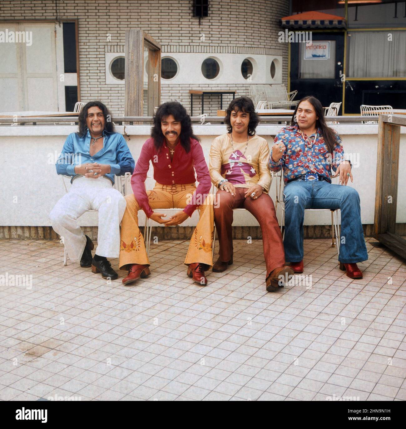 Redbone, amerikanische Rockband, bestehend aus Männern indianischer Abstambung, auf einer Bank in Deutschland, um 1974. Foto Stock