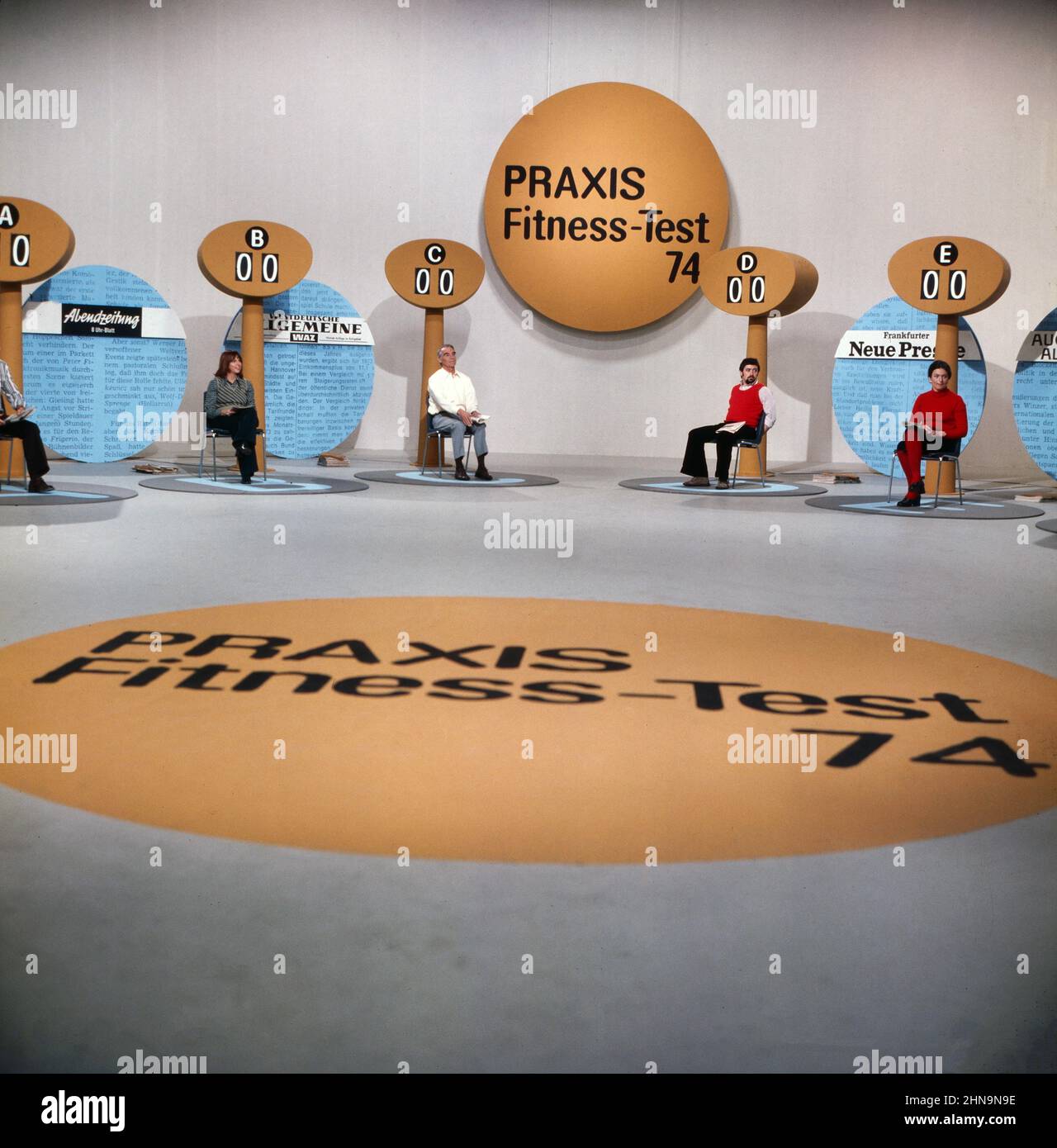 Gesundheitsmagazin Praxis, Ratgebermagazin, Deutschland 1964 - 1993, Presseteams beim Quiz zum Fitness Test 1974. Foto Stock