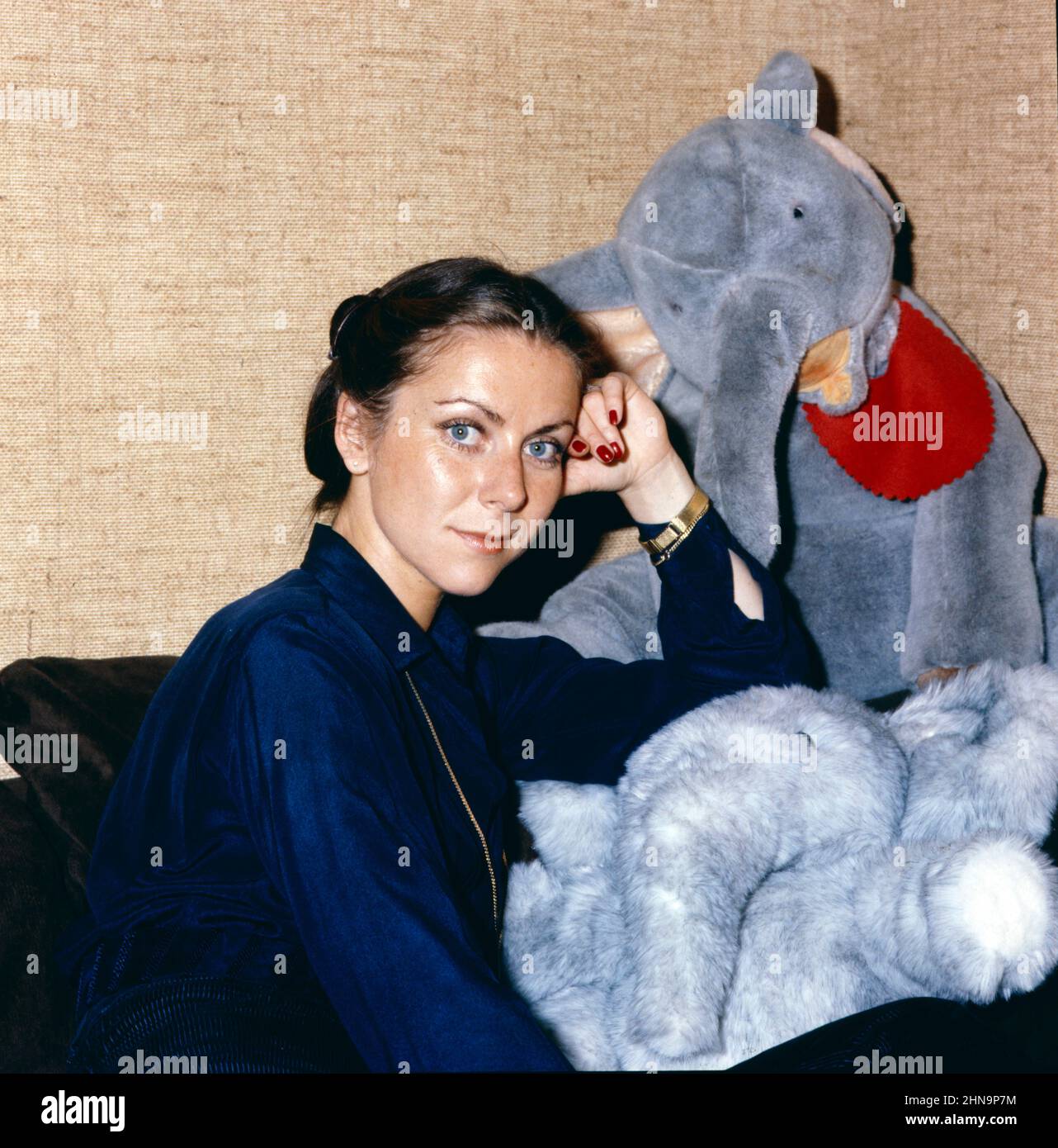 Marjon Lambriks, Opernsängerin, Sopranistin aus den Niederlanden, Ritratto mit einem Elefanten als Stofftier, 1982. Marjon Lambriks, cantante d'opera, soprano olandese, ritratto con elefante giocattolo morbido, 1982. Foto Stock