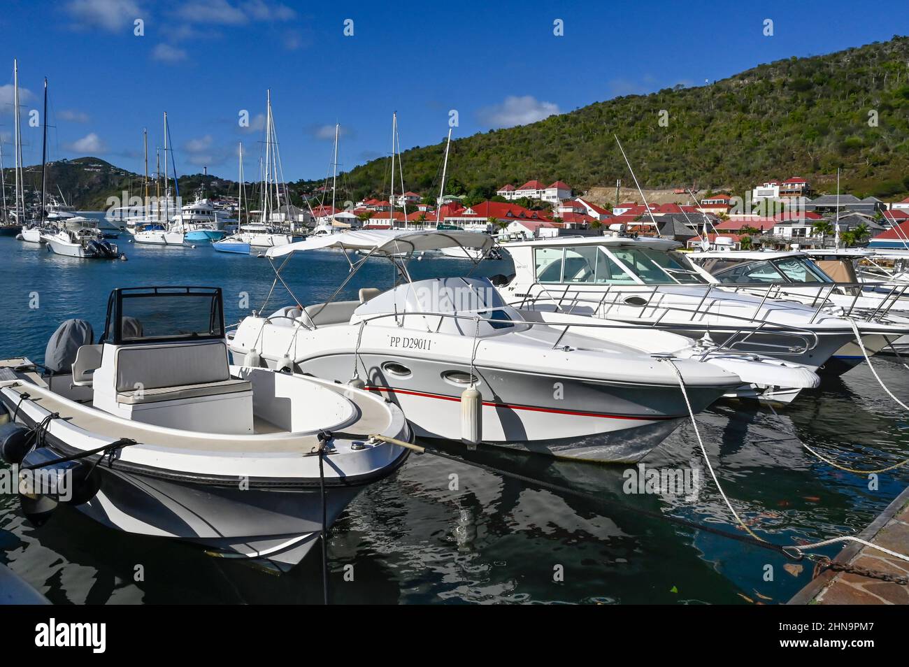 Il porto di Gustavia, capitale di Saint-Barthélemy nelle Antille francesi Foto Stock