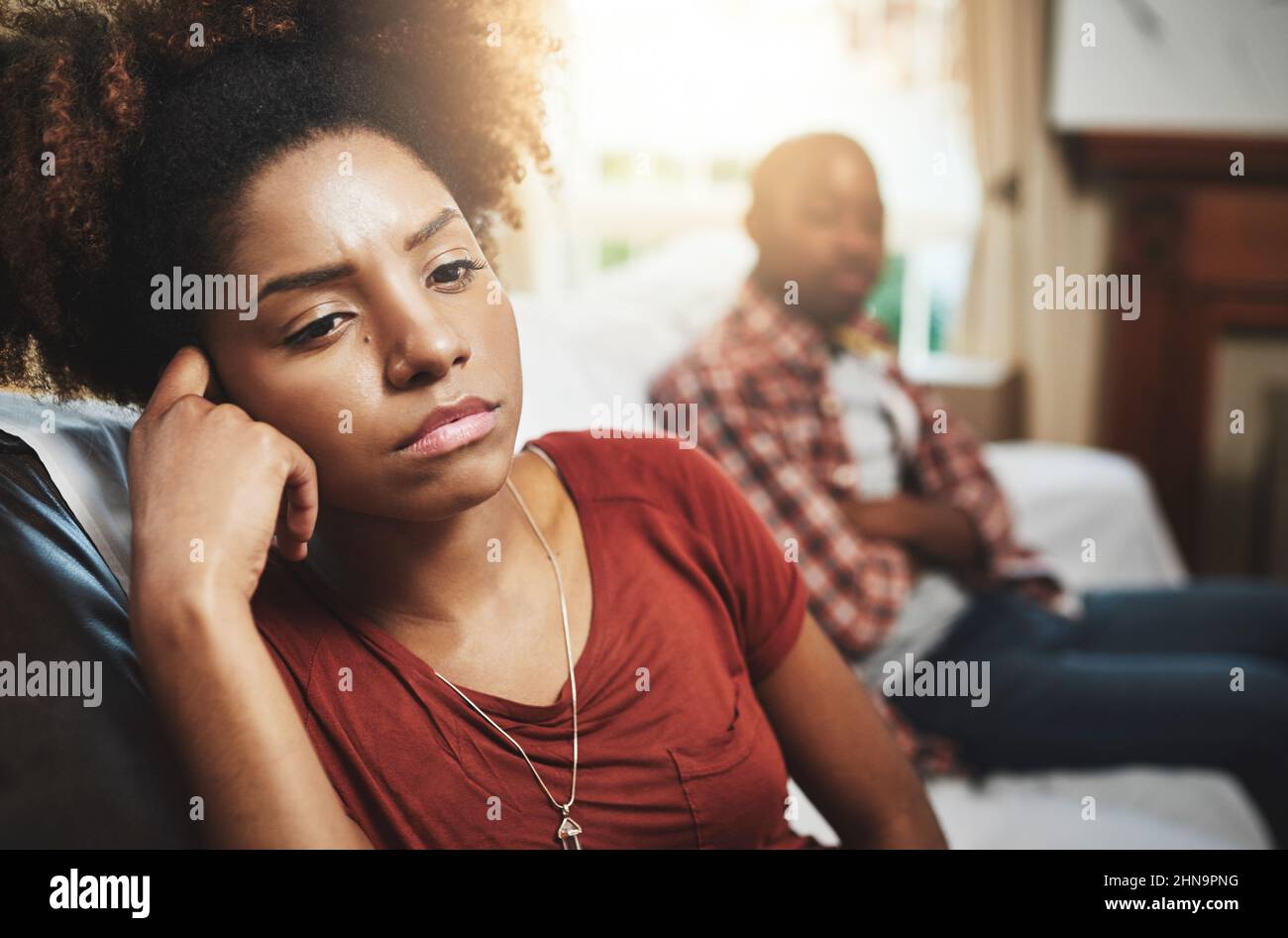 Non credo che stavano combattendo ancora su questo.... Scatto corto di una giovane donna che dà al suo ragazzo il trattamento silenzioso dopo una lotta. Foto Stock