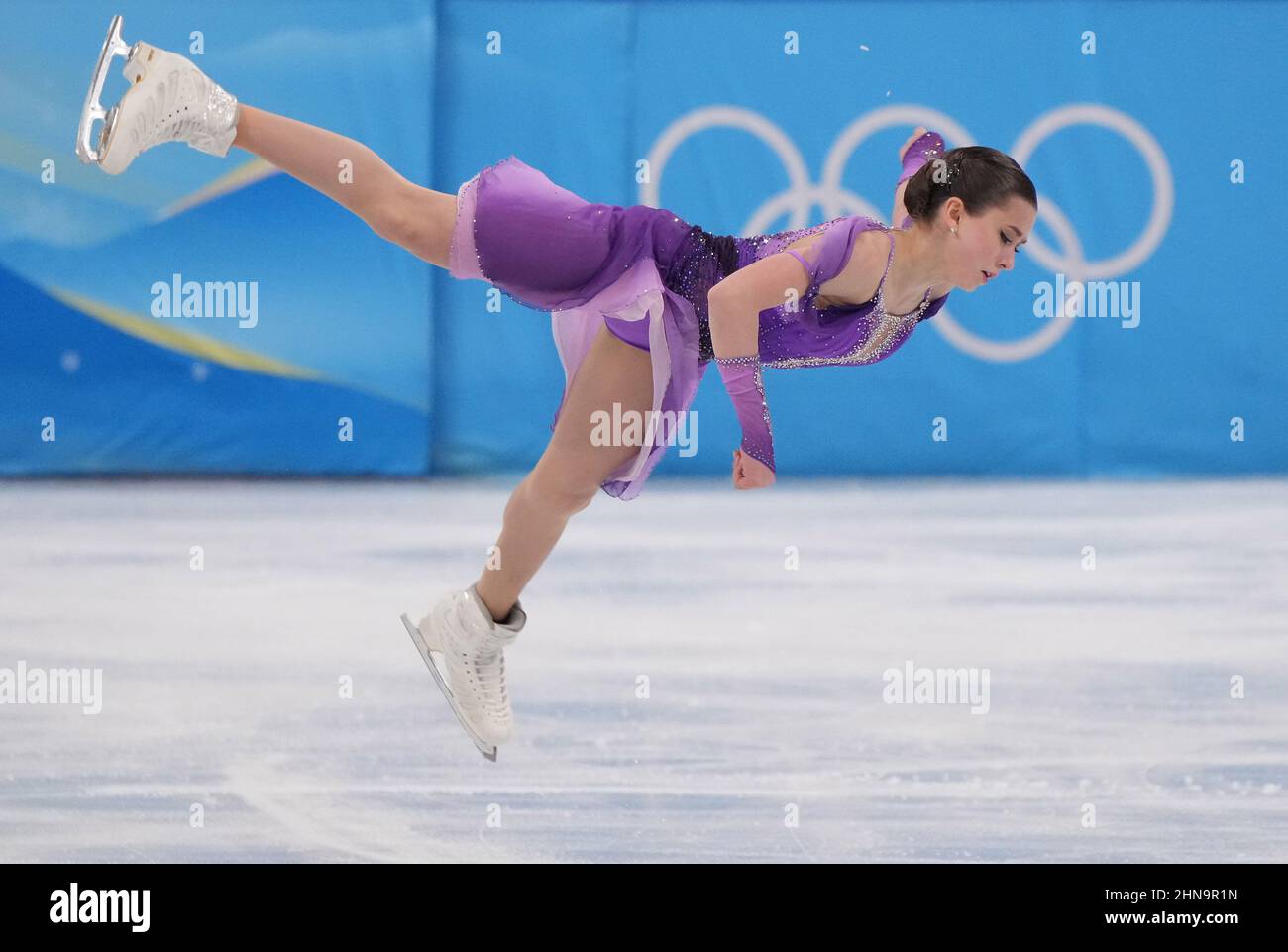 Pechino, Cina. 15th Feb 2022. Kamila Valieva di Russia si esibisce durante il programma di pattinaggio a figura singola femminile nello stadio indoor della capitale al Beijing 2022 Winter Olympic il 15 febbraio 2022. Foto di Richard Ellis/UPI Credit: UPI/Alamy Live News Foto Stock