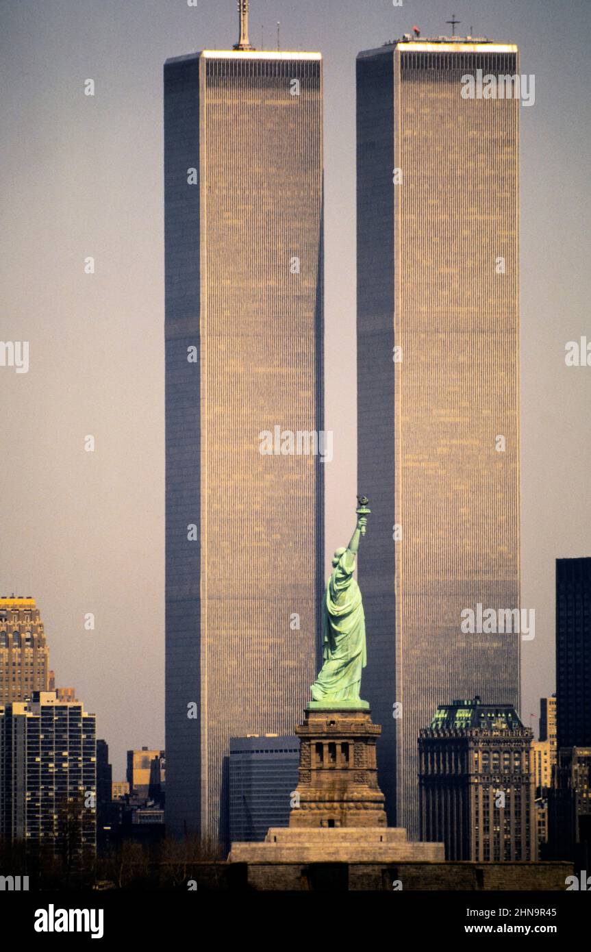 Statua della libertà di fronte alle World Trade Towers nel parco batterie prima che il 9/11 attacchino lo skyline del centro di Manhattan Foto Stock