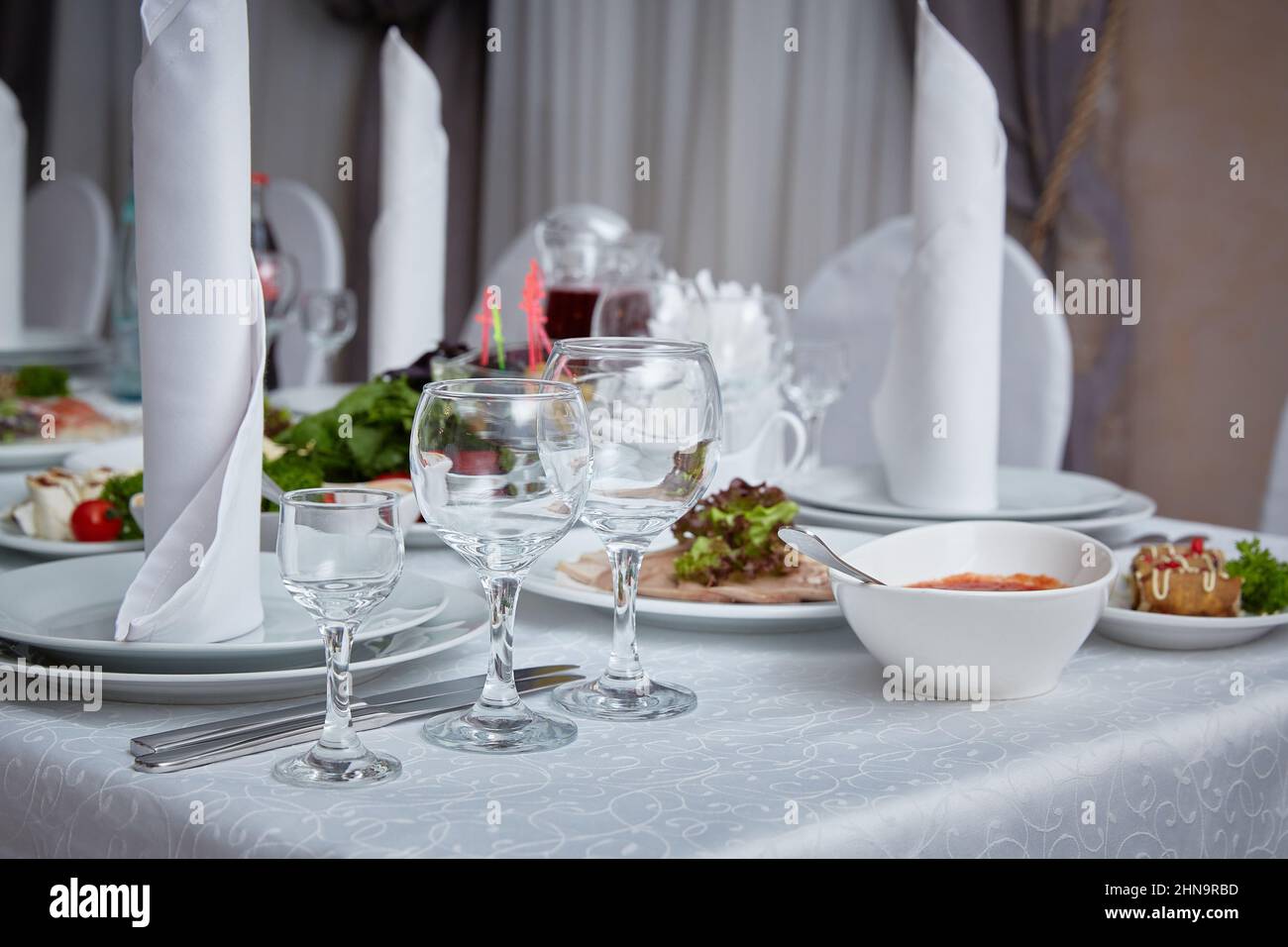 tavolo nel ristorante con elettrodomestici e bicchieri. Foto Stock