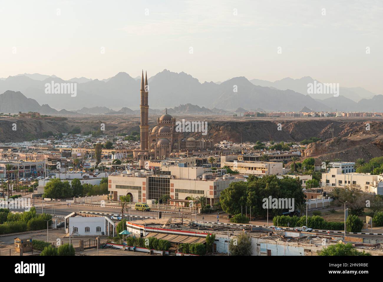Sharm El Sheikh, Egitto - 10th ottobre 2021: Panorama del vecchio mercato con la moschea di al Sahaba a Sharm El Sheikh. Paesaggio urbano esotico con Modern Mus Foto Stock