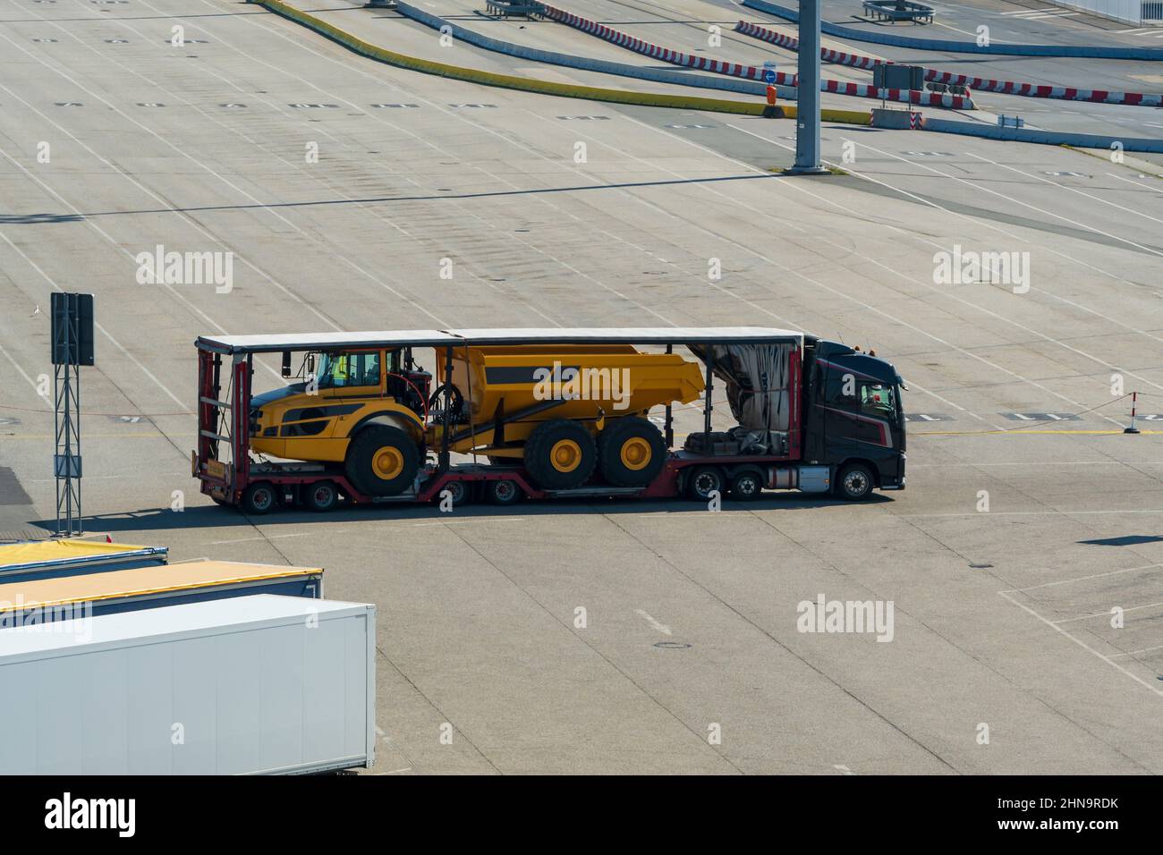 Un carrello è dotato di una guida ad albero, autocarro con cassone ribaltabile caricato Foto Stock