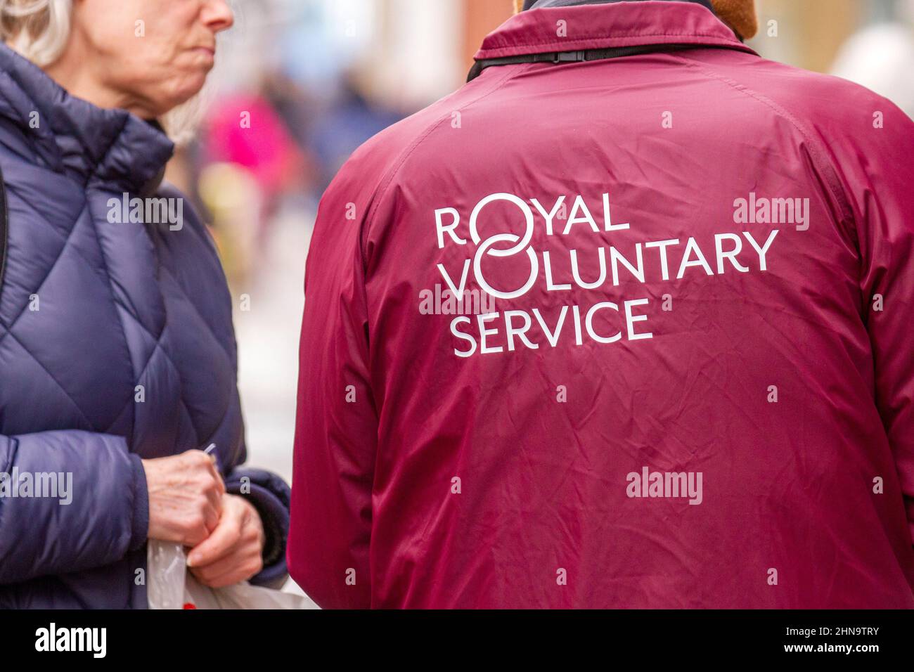 Royal Voluntary Service Charity Fundraisers. Il Royal Voluntary Service mobilita volontari in ogni angolo della Gran Bretagna per sostenere le persone bisognose e l'NHS. Fundraisers pagati di strada a volte conosciuti come chuggers che raccolgono i contanti, sollecitano per gli abbonamenti, le donazioni bancarie e i pagamenti normali nel centro di Preston, Regno Unito Foto Stock