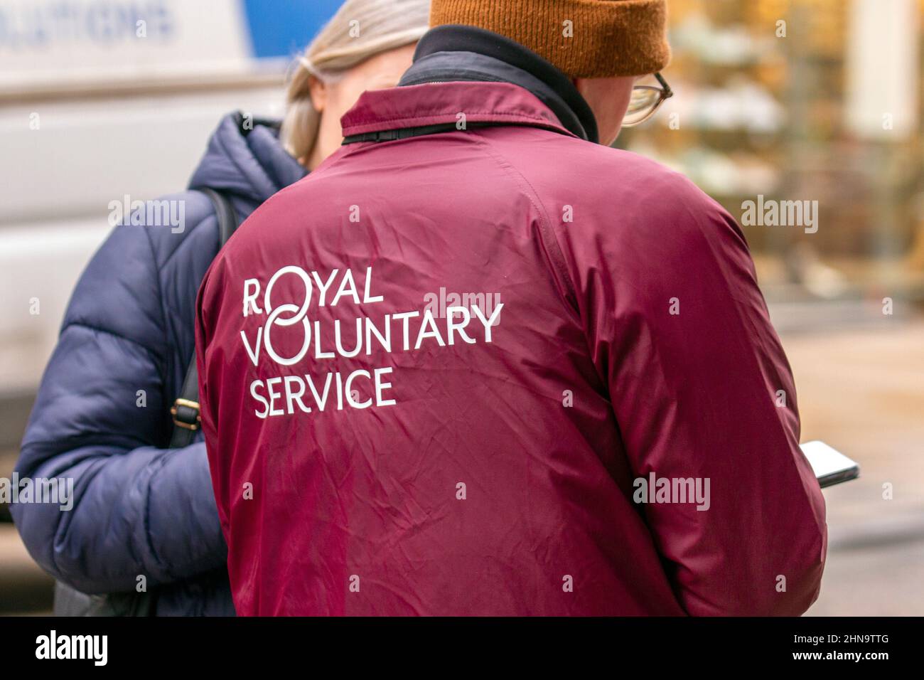 Royal Voluntary Service Charity Fundraisers. Il Royal Voluntary Service mobilita volontari in ogni angolo della Gran Bretagna per sostenere le persone bisognose e l'NHS. Fundraisers pagati di strada a volte conosciuti come chuggers che raccolgono i contanti, sollecitano per gli abbonamenti, le donazioni bancarie e i pagamenti normali nel centro di Preston, Regno Unito Foto Stock