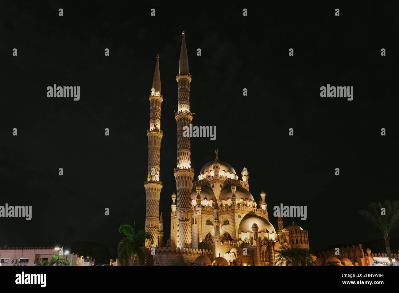 Moschea di al Mustafa nella città vecchia di Sharm El Sheikh. Piazza vicino alla moschea di notte Foto Stock