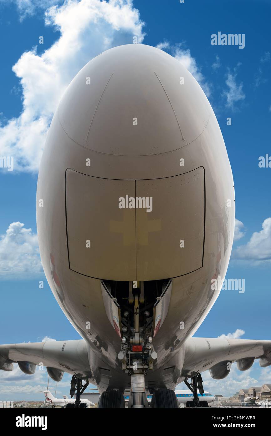 vista ad angolo basso sotto un grande jet plane parcheggiato sul tarmac Foto Stock