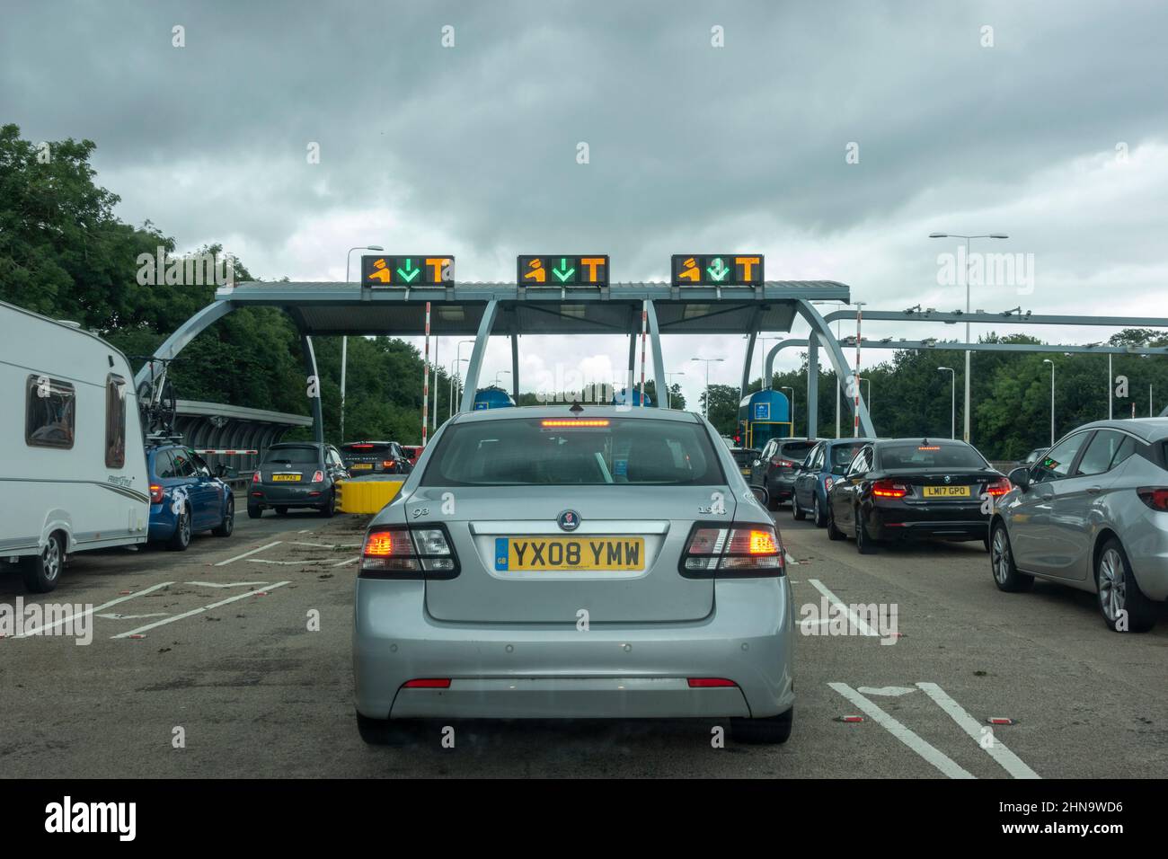 In attesa in linea per passare attraverso le cabine di pedaggio per l'Humber Bridge, Regno Unito. Foto Stock