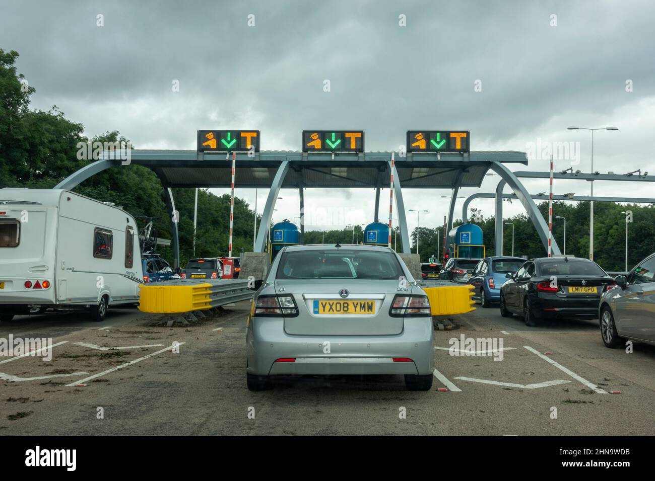 In attesa in linea per passare attraverso le cabine di pedaggio per l'Humber Bridge, Regno Unito. Foto Stock