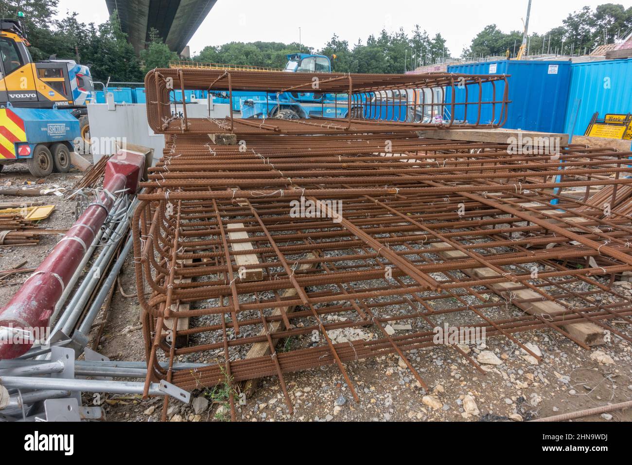 Gabbia di rinforzo in acciaio per la costruzione/riparazione di strade sulla riva nord del fiume Humber vicino al ponte Humber, Hessle, Regno Unito. Foto Stock