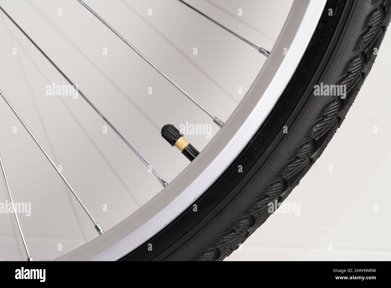 Ruota per bicicletta con nipplo. Primo piano. Su sfondo bianco. Foto Stock