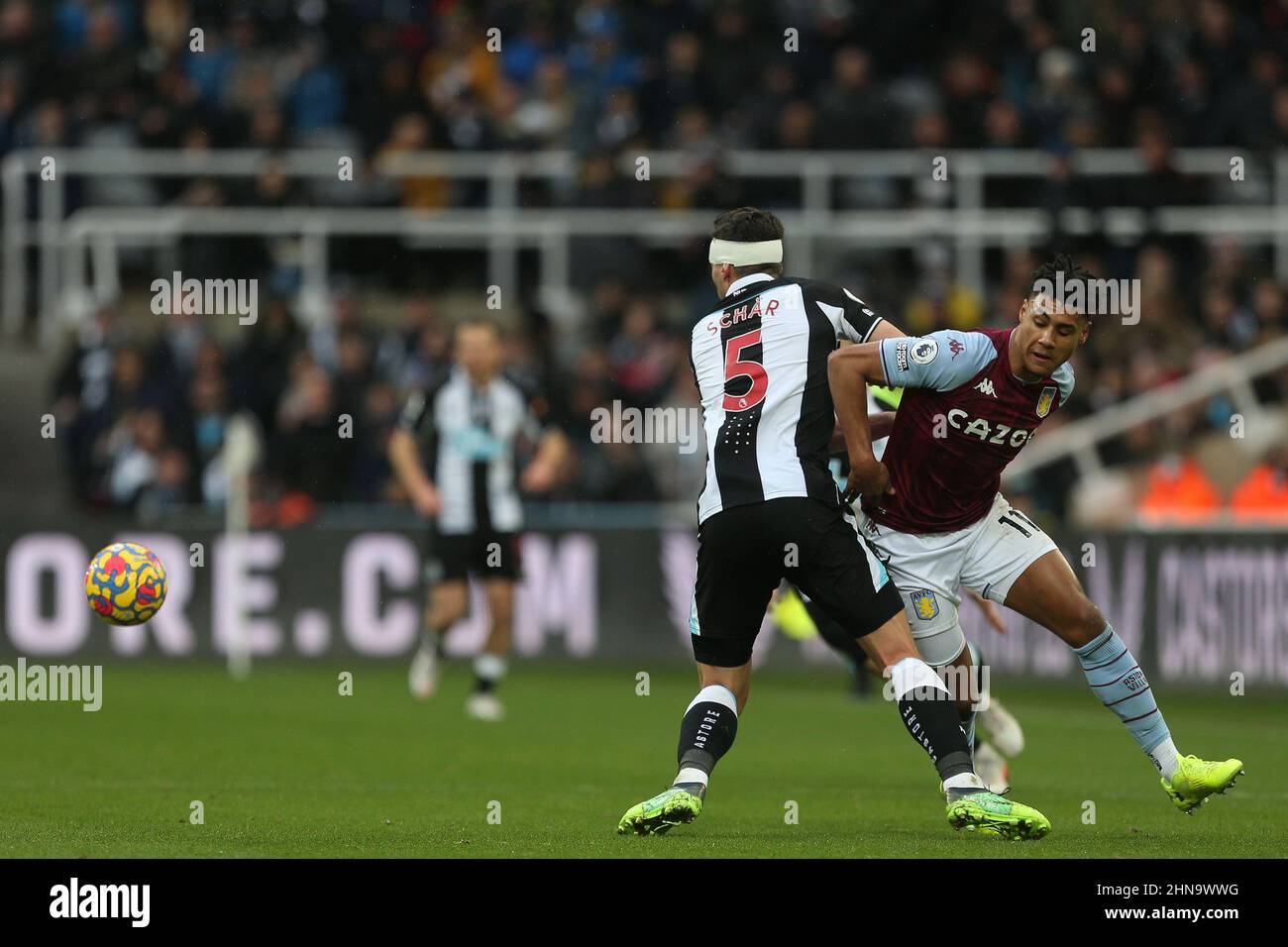 NEWCASTLE UPON TYNE, REGNO UNITO. FEBBRAIO 13th Ollie Watkins di Aston Villa batte con Fabian Schar del Newcastle United durante la partita della Premier League tra Newcastle United e Aston Villa al St. James's Park di Newcastle domenica 13th febbraio 2022. (Credit: Mark Fletcher | MI News) Foto Stock