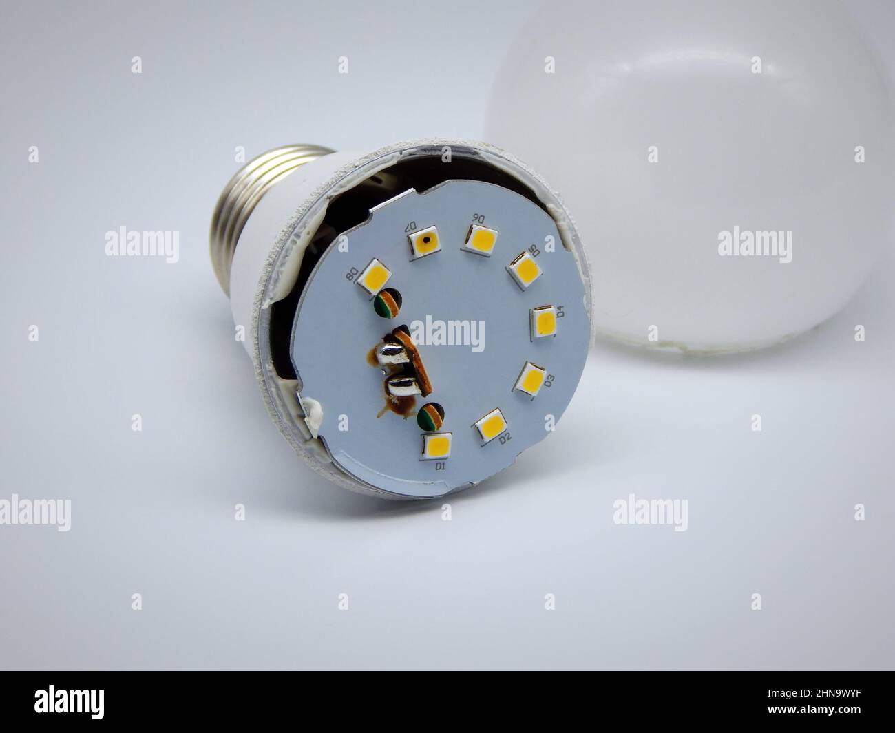 LED bruciato nella lampada. Primo piano. Su sfondo bianco. Foto Stock