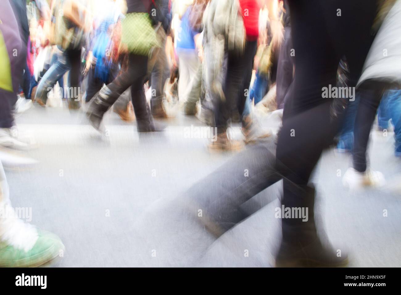 Marciare per la loro causa. Offuscato colpo di manifestanti marciando per la loro causa. Foto Stock