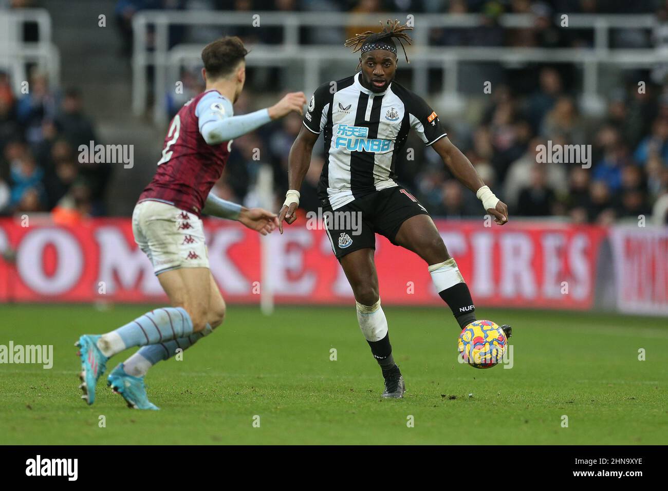 NEWCASTLE UPON TYNE, REGNO UNITO. FEB 13th Allan Saint-Maximin di Newcastle United in azione con Matty Cash di Aston Villa durante la partita della Premier League tra Newcastle United e Aston Villa al St. James's Park, Newcastle domenica 13th febbraio 2022. (Credit: Mark Fletcher | MI News) Foto Stock