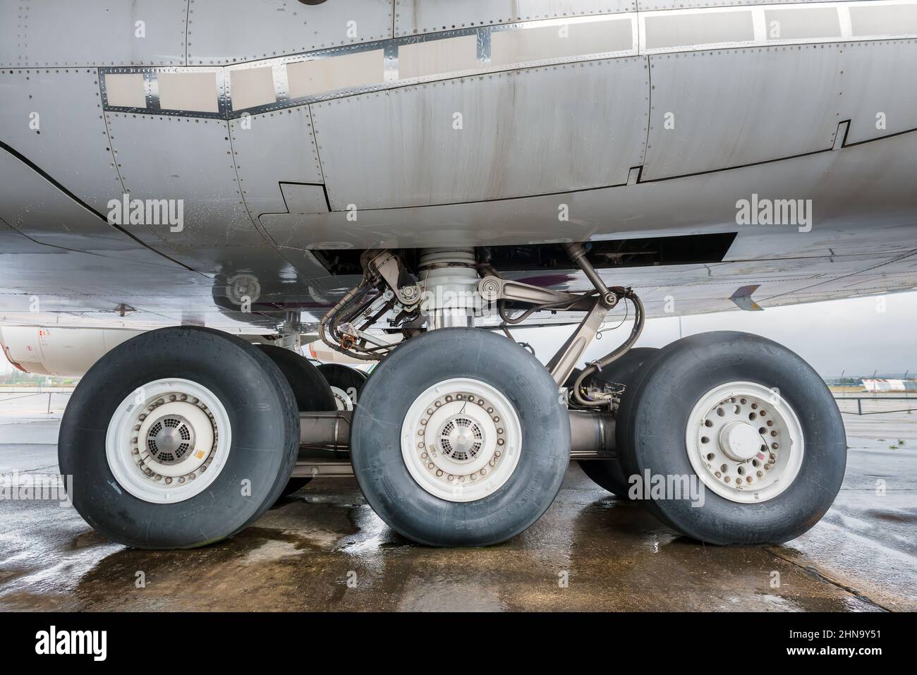 vista ravvicinata del carrello di atterraggio retrattile sotto un grande jet plane Foto Stock