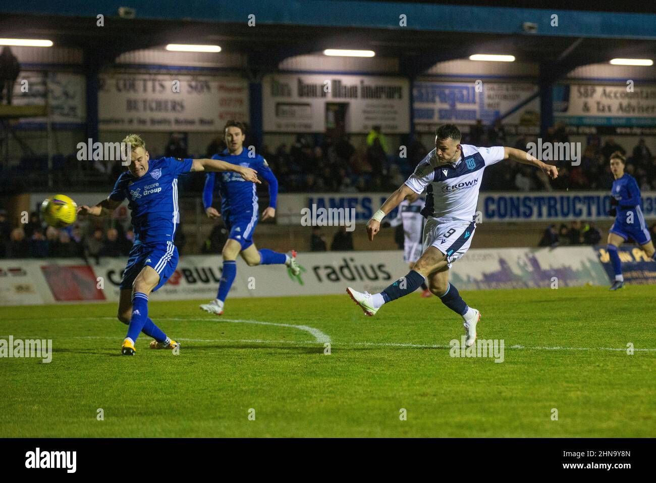 14th febbraio 2022 ; Balmoor Stadium, Peterhead, Aberdeenshire, Scozia ; Scottish Cup, Peterhead contro Dundee; Danny Mullen di Dundee spara in un colpo Foto Stock