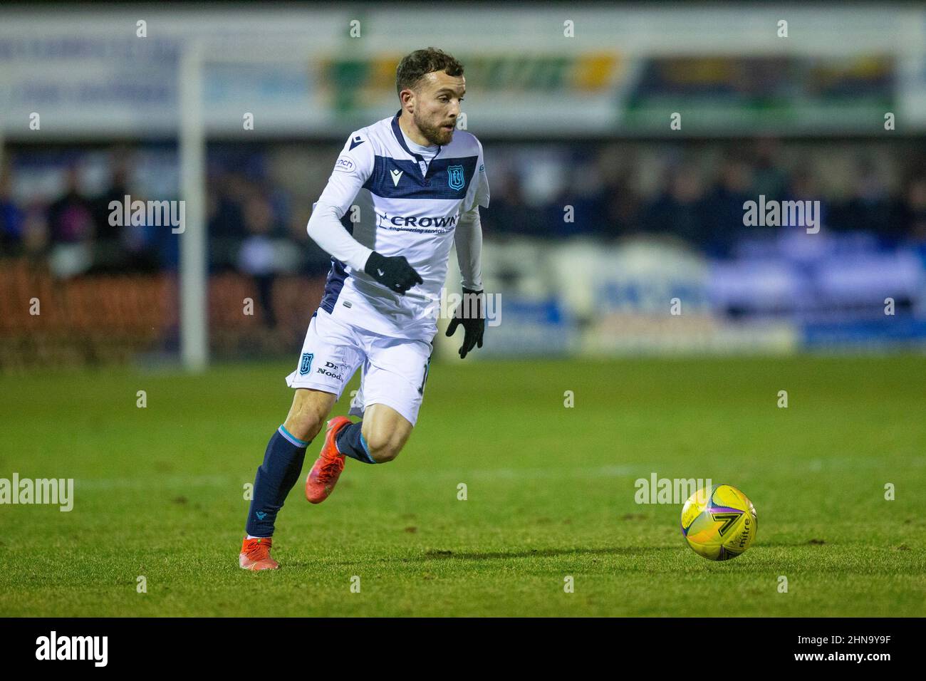 14th febbraio 2022 ; Balmoor Stadium, Peterhead, Aberdeenshire, Scozia ; Scottish Cup, Peterhead contro Dundee; Paul McMullan di Dundee corre in avanti Foto Stock