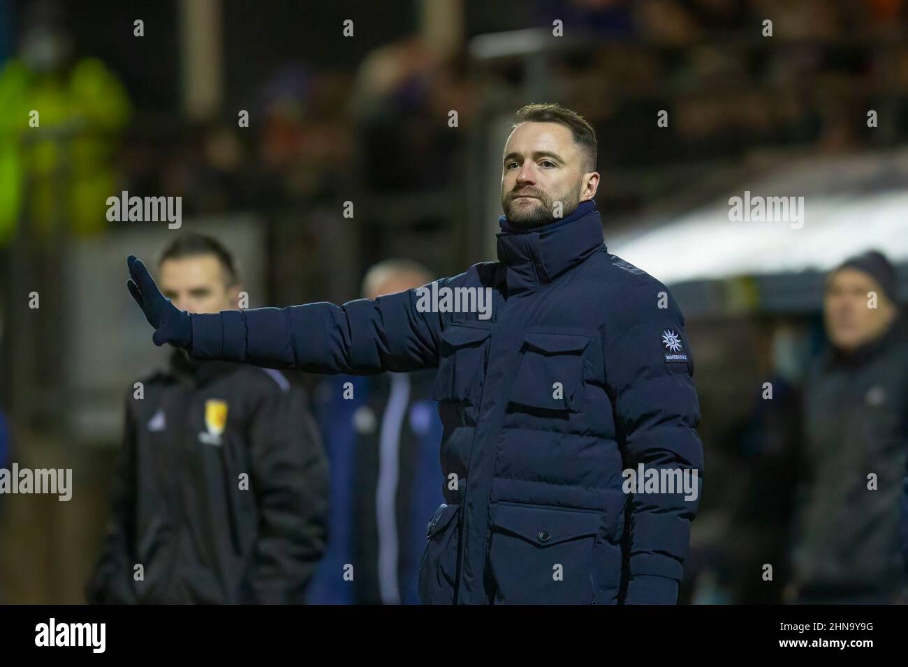 14th febbraio 2022 ; Balmoor Stadium, Peterhead, Aberdeenshire, Scozia ; Scottish Cup, Peterhead contro Dundee; James McPake, manager di Dundee, segnala alla sua squadra Foto Stock