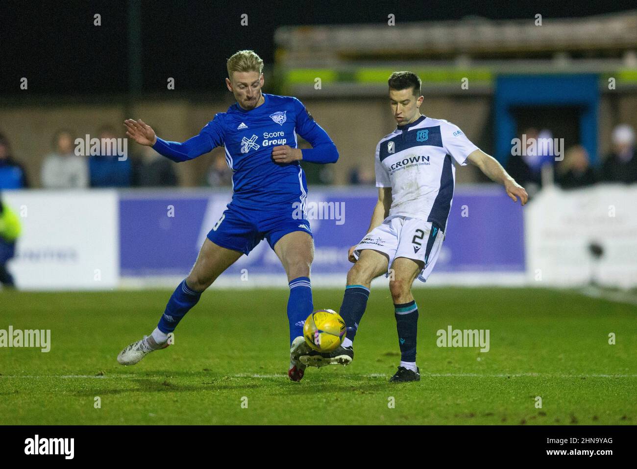 14th febbraio 2022 ; Balmoor Stadium, Peterhead, Aberdeenshire, Scozia ; Scottish Cup, Peterhead contro Dundee; Cammy Kerr di Dundee sfida la palla con Russell McLean di Peterhead Foto Stock