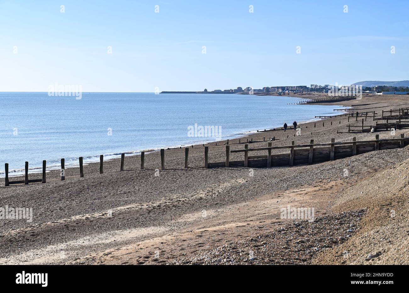 Pevensey Bay vista East Sussex Inghilterra Regno Unito - la spiaggia e la baia guardando verso Eastbourne Foto Stock