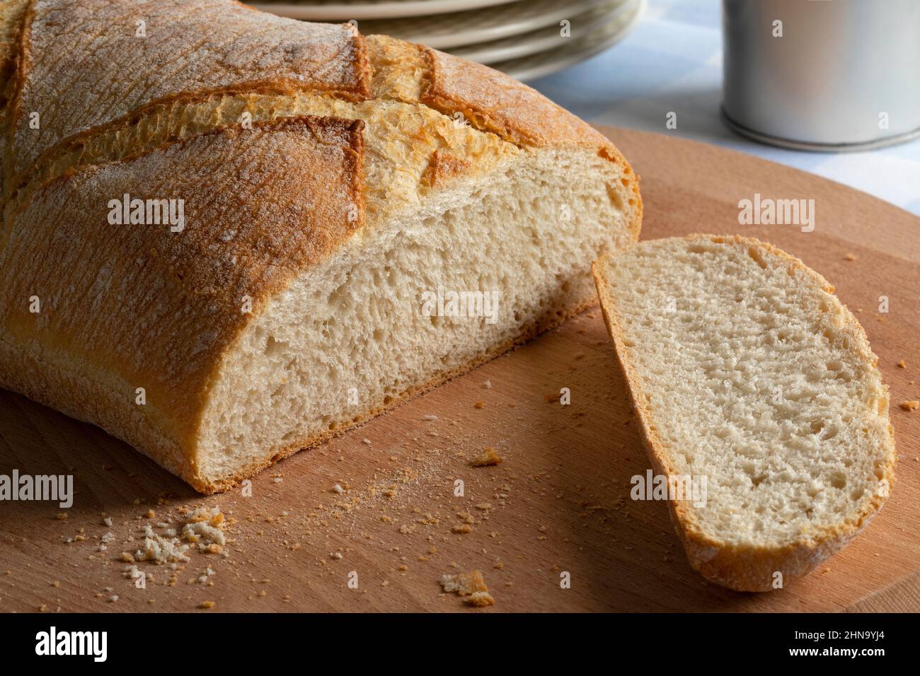Pagnotta di pane paysan bianco, pane contadino, e una fetta da vicino su un tagliere Foto Stock