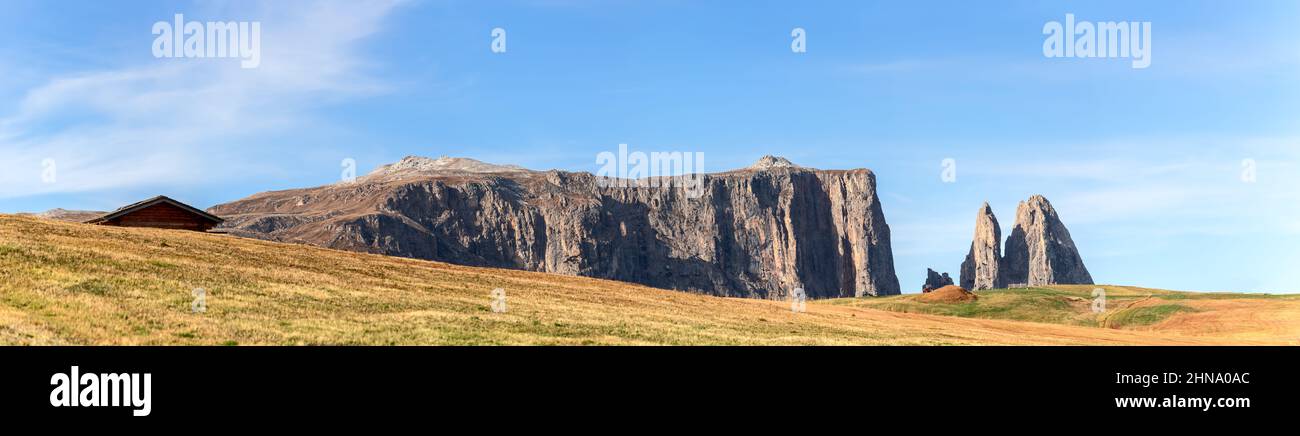 Panorama della catena montuosa di Punta Euringer. Altopiano dell'Alpe di Siusi, Alto Adige, Italia. Foto Stock