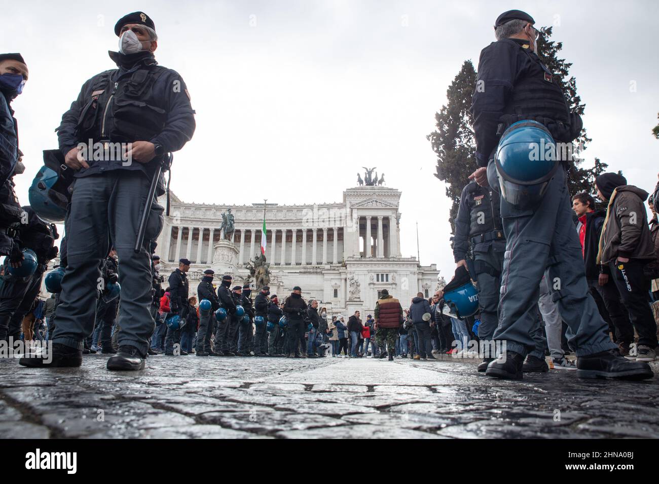 Roma, Italia. 14th Feb 2022. Manifestazione in Piazza Venezia a Roma organizzata dal movimento 'No Green Pass' (Photo by Matteo Nardone/Pacific Press) Credit: Pacific Press Media Production Corp./Alamy Live News Foto Stock