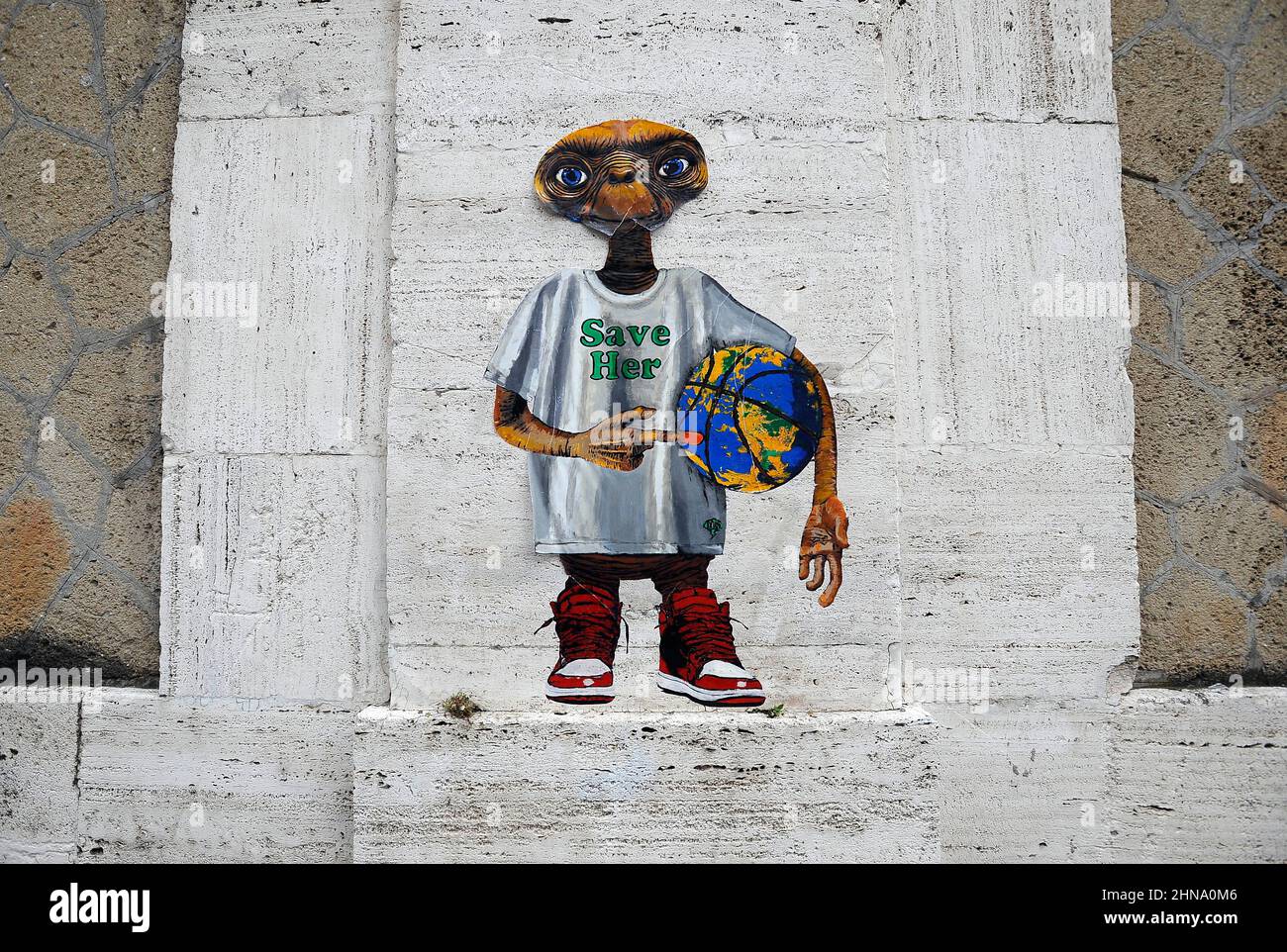 Italia, Roma, 22 aprile 2021 : Murale dell'artista di strada Harry Greb on Earth day 2021 vicino al Colosseo Foto © Fabio Cimaglia/Sintesi/Alamy Stock Photo Foto Stock