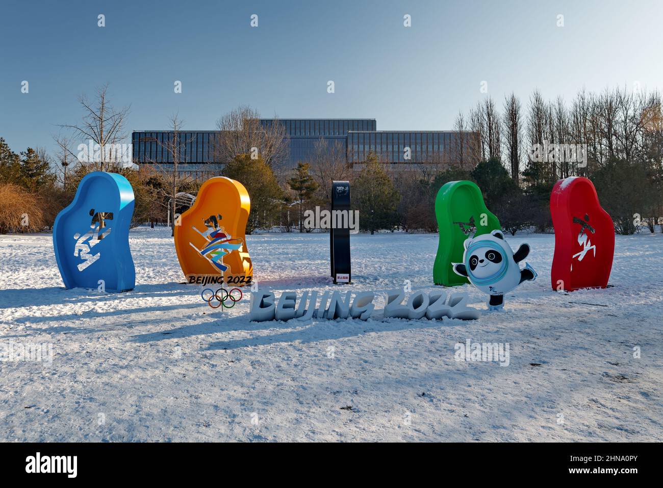 La segnaletica delle Olimpiadi invernali di Pechino 2022 e delle mascotte al parco di Pechino in Cina il 14,2022 febbraio Foto Stock