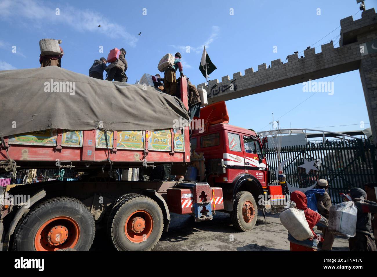 Peshawar, Pakistan. 15th Feb 2022. Camion di Torkham che trasporta gli articoli di rilievo dalla Fondazione al-Khidmat per gli afghani che entrano in Afghanistan al confine di Torkham. (Foto di Hussain Ali/Pacific Press) Credit: Pacific Press Media Production Corp./Alamy Live News Foto Stock