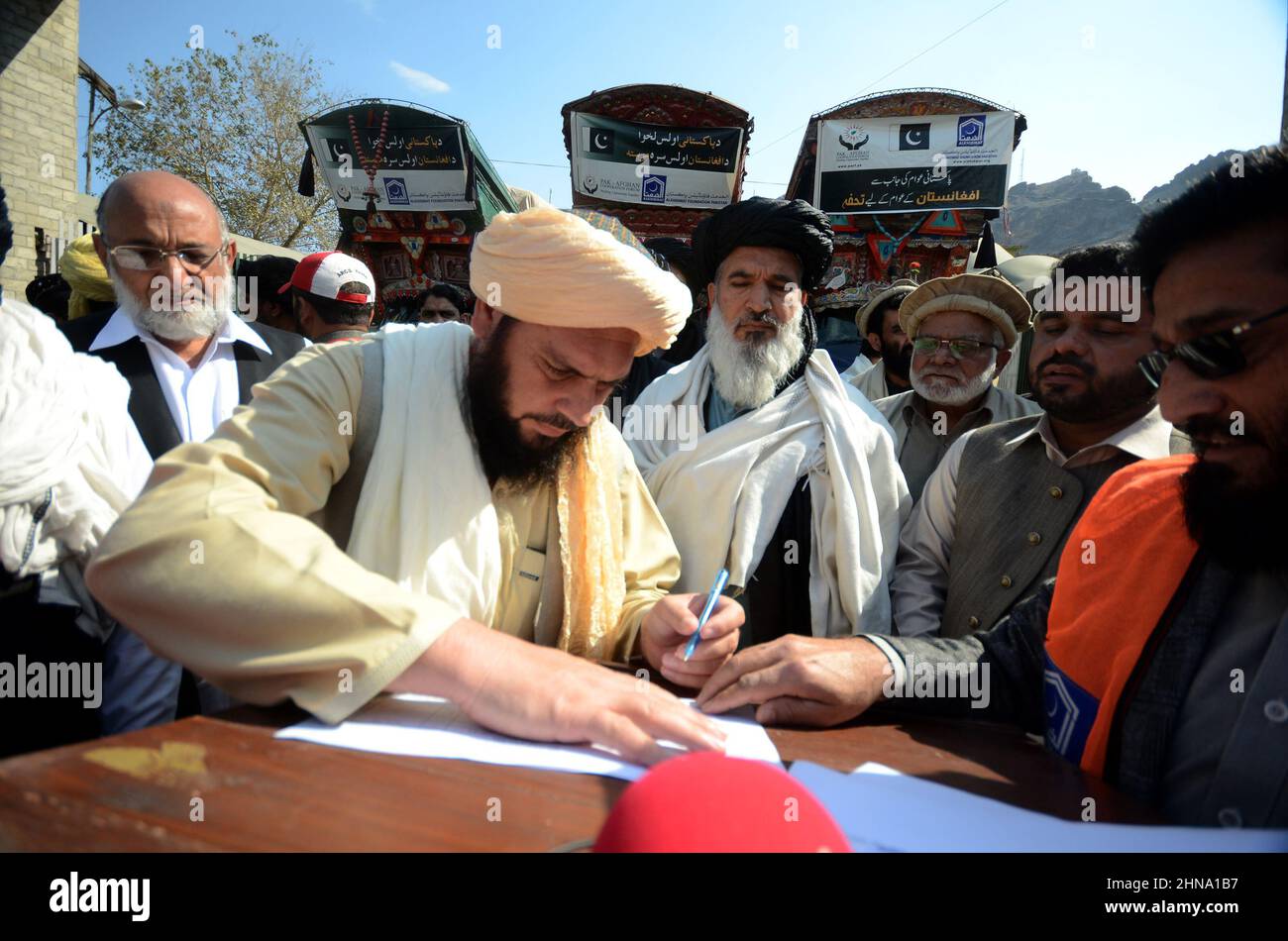 Peshawar, Pakistan. 15th Feb 2022. Camion di Torkham che trasporta gli articoli di rilievo dalla Fondazione al-Khidmat per gli afghani che entrano in Afghanistan al confine di Torkham. (Foto di Hussain Ali/Pacific Press) Credit: Pacific Press Media Production Corp./Alamy Live News Foto Stock