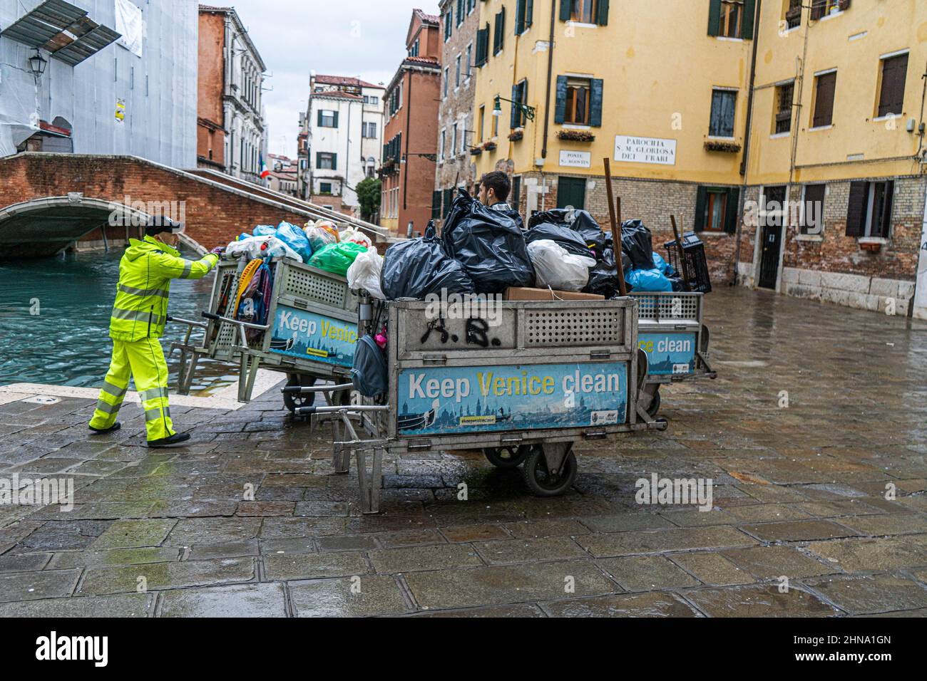 VENEZIA, ITALIA. 15 Febbraio, 2022. Binmen raccolgono rifiuti che vengono caricati su una chiatta del canale a Venezia. Credit: amer Ghazzal/Alamy Live News Foto Stock