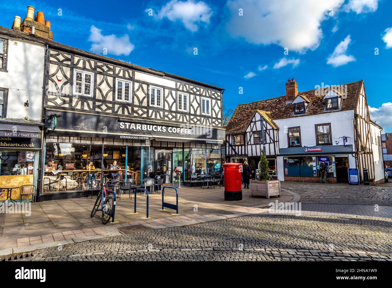 Edifici in stile tudor bianchi e neri che circondano il Market Place a Hitchin, Hertfordshire, Regno Unito Foto Stock