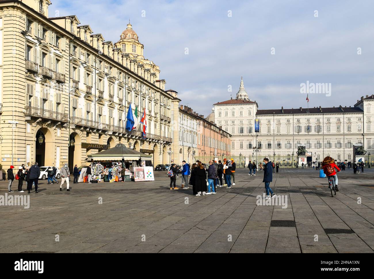 Piazza Castello nel centro storico con la cupola della Chiesa reale di San Lorenzo e il Palazzo reale, Torino, Piemonte, Italia Foto Stock