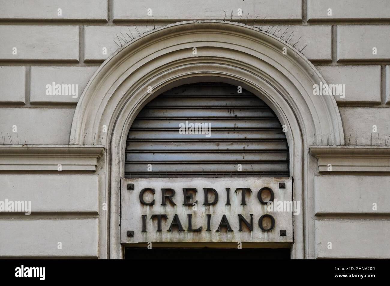 Primo piano di un segno obsoleto del credito Italiano, ora UniCredit, una storica banca italiana, Torino, Piemonte, Italia Foto Stock